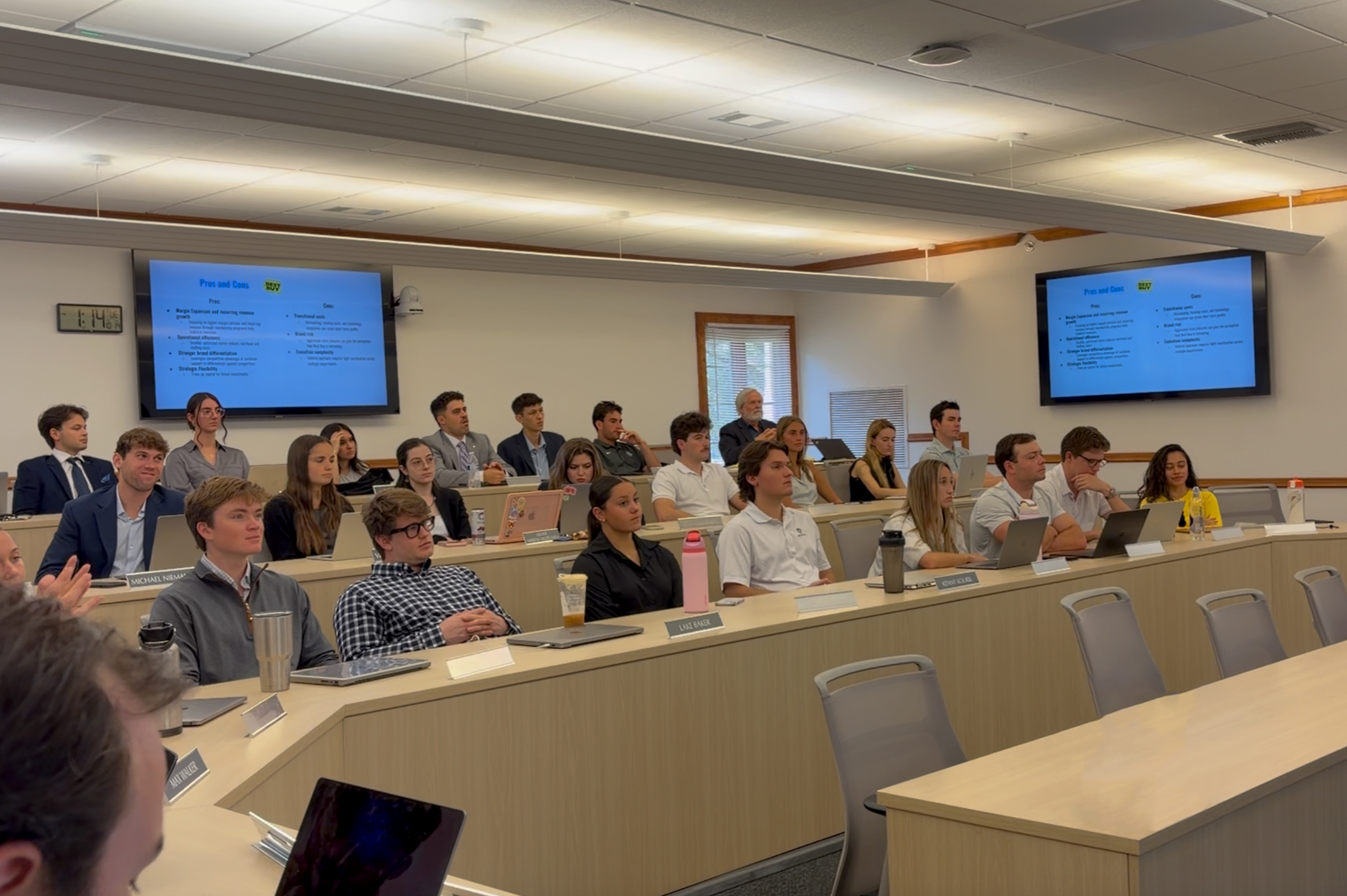 Early Advantage MBA students on the Rollins campus.